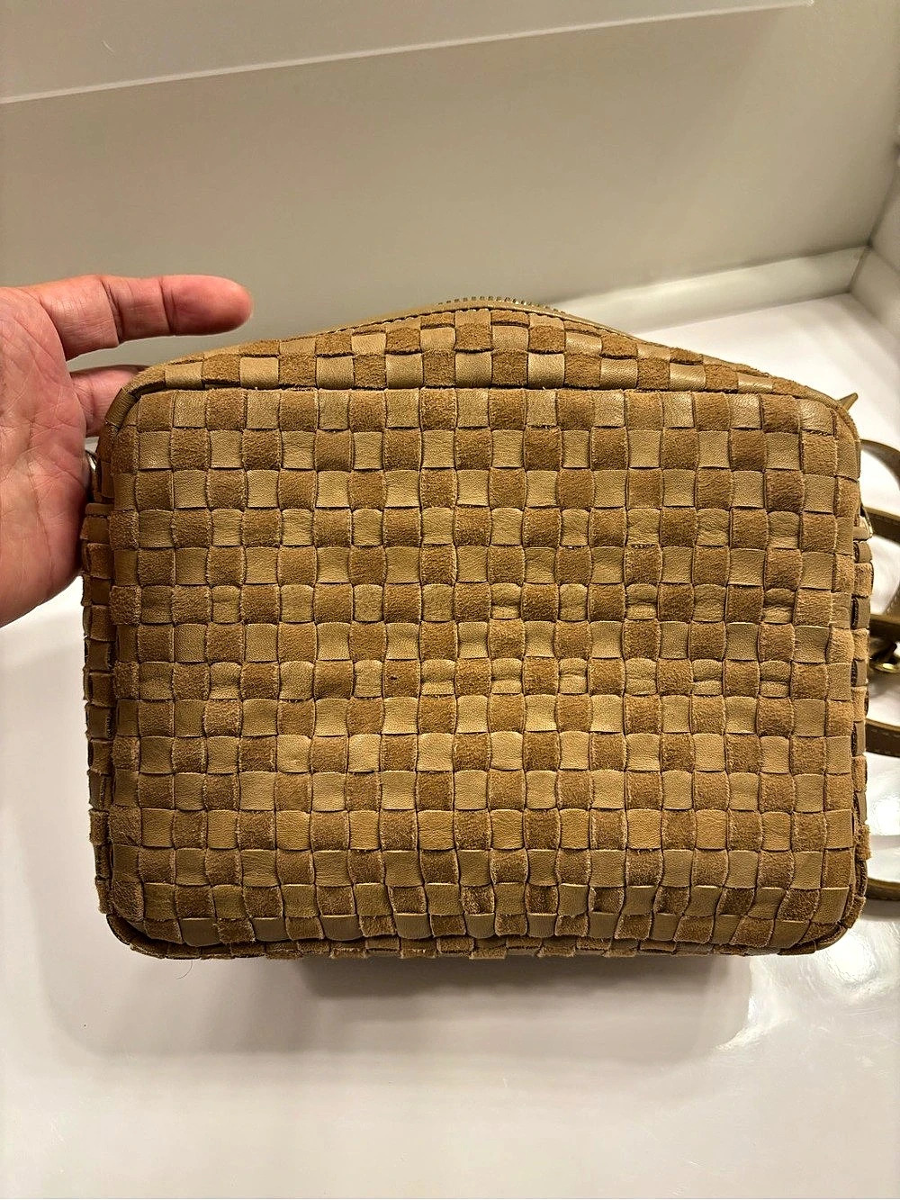 Clare V. Woven midi sac Crossbody Bag in Brown